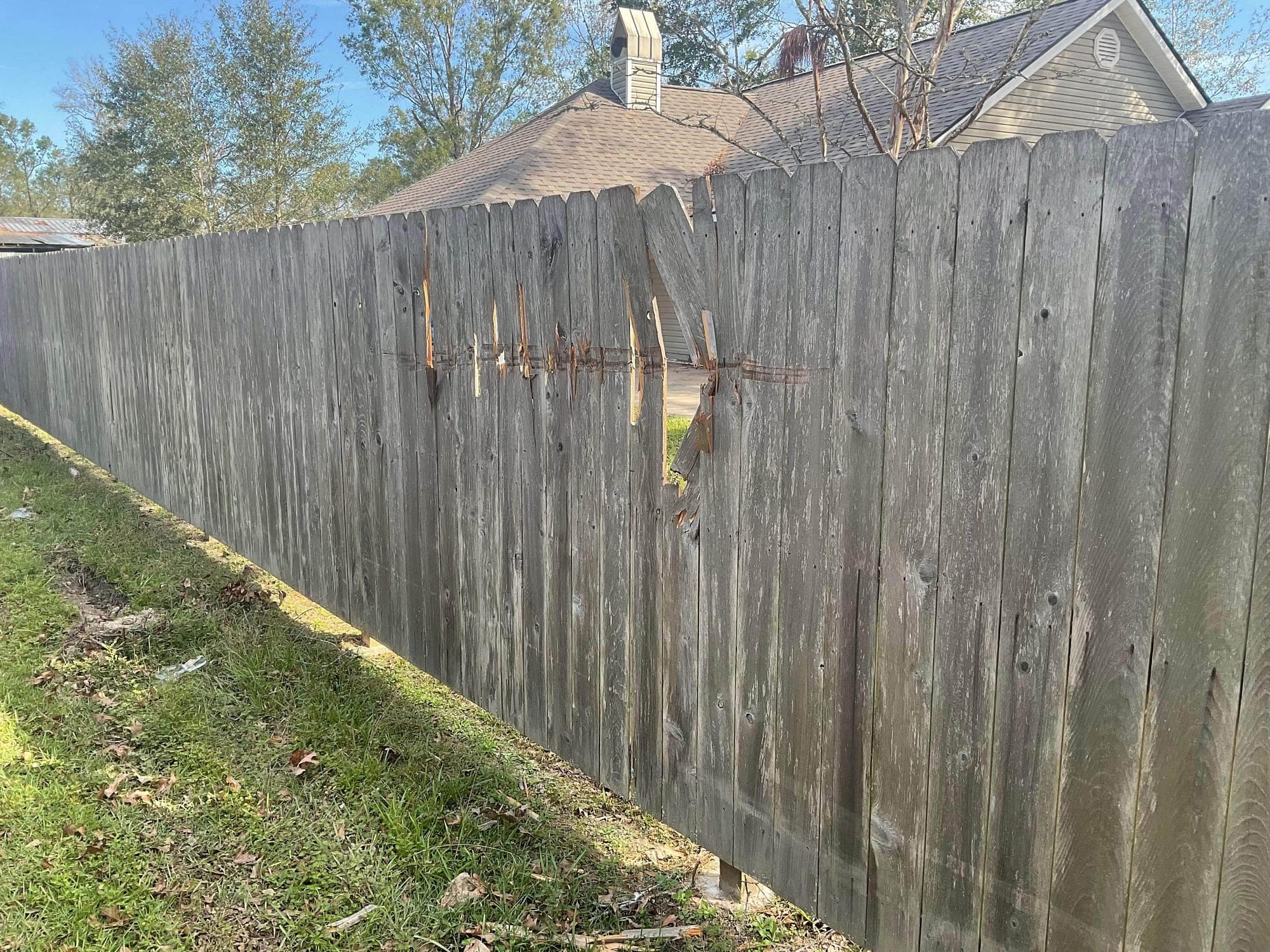 https://mlkzor6dbe09.i.optimole.com/w:2000/h:1500/q:mauto/f:avif/https://capitolfencing.com/wp-content/uploads/2023/01/repair-service3-min-scaled.jpeg
